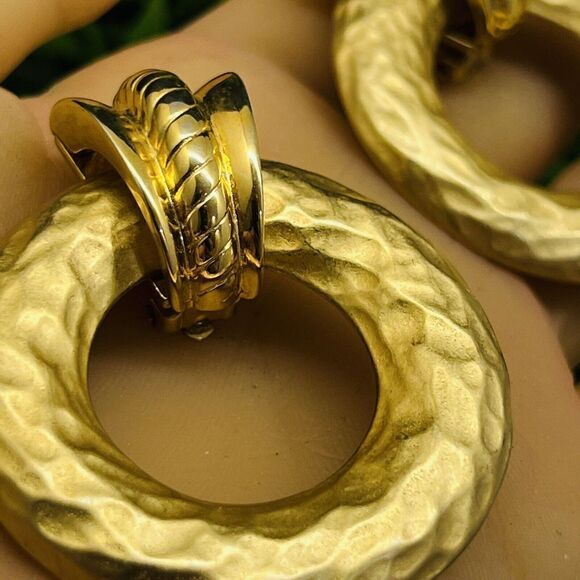 Earrings PEP Erwin Pearl Door Knocker Runway Brushed Matte Glam Gold Dangle Clip - Picture 4 of 8